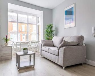 Modern 1 bed Apartment - Close to City Centre! - Birmingham - Living room