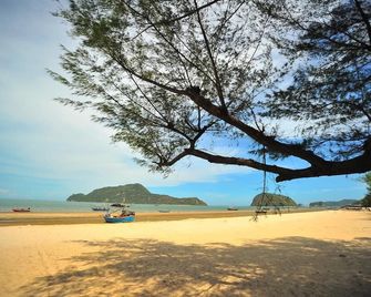 Samroiyod Holiday Resort - Sam Roi Yot - Beach