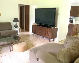 Idylwild Riverfront Cottage - Moments from Lake Huron - Goderich - Living room