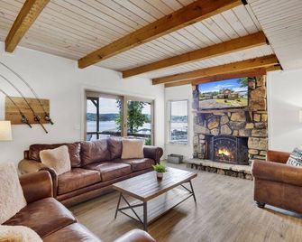 No steps, Game Room, Canoe & Kayaks, Dock, All Paved Roads! 10 min to 2 marinas! - Jasper - Living room