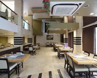 Capital O 30972 Hotel Centrum - Roorkee - Ristorante