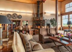 Copper River Princess Wilderness Lodge - Copper Center - Living room