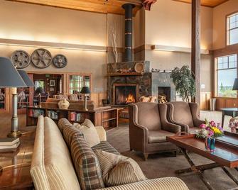 Copper River Princess Wilderness Lodge - Copper Center - Living room