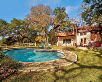 Spacious Yet Private Vacation Rental with Pool and Games Room For the Ultimate Family Getaway in Nature, Driftwood Texas - Driftwood - Pool