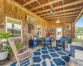 Relax & unwind while you experience the farm with Highland cows & alpacas! - Jefferson - Living room