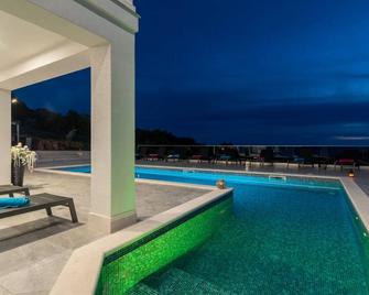 Luminous Infinity Villa with Pool and Gym - Rogoznica - Piscina