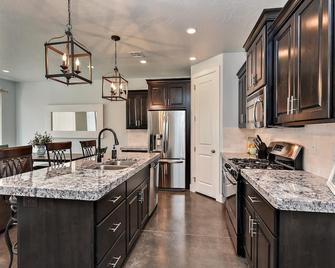 Desert Cool - Ivins - Kitchen