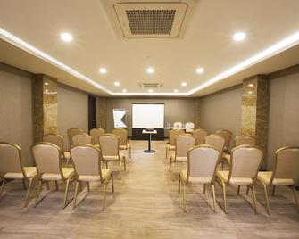 Verse Lite Hotel Gajah Mada - Yakarta