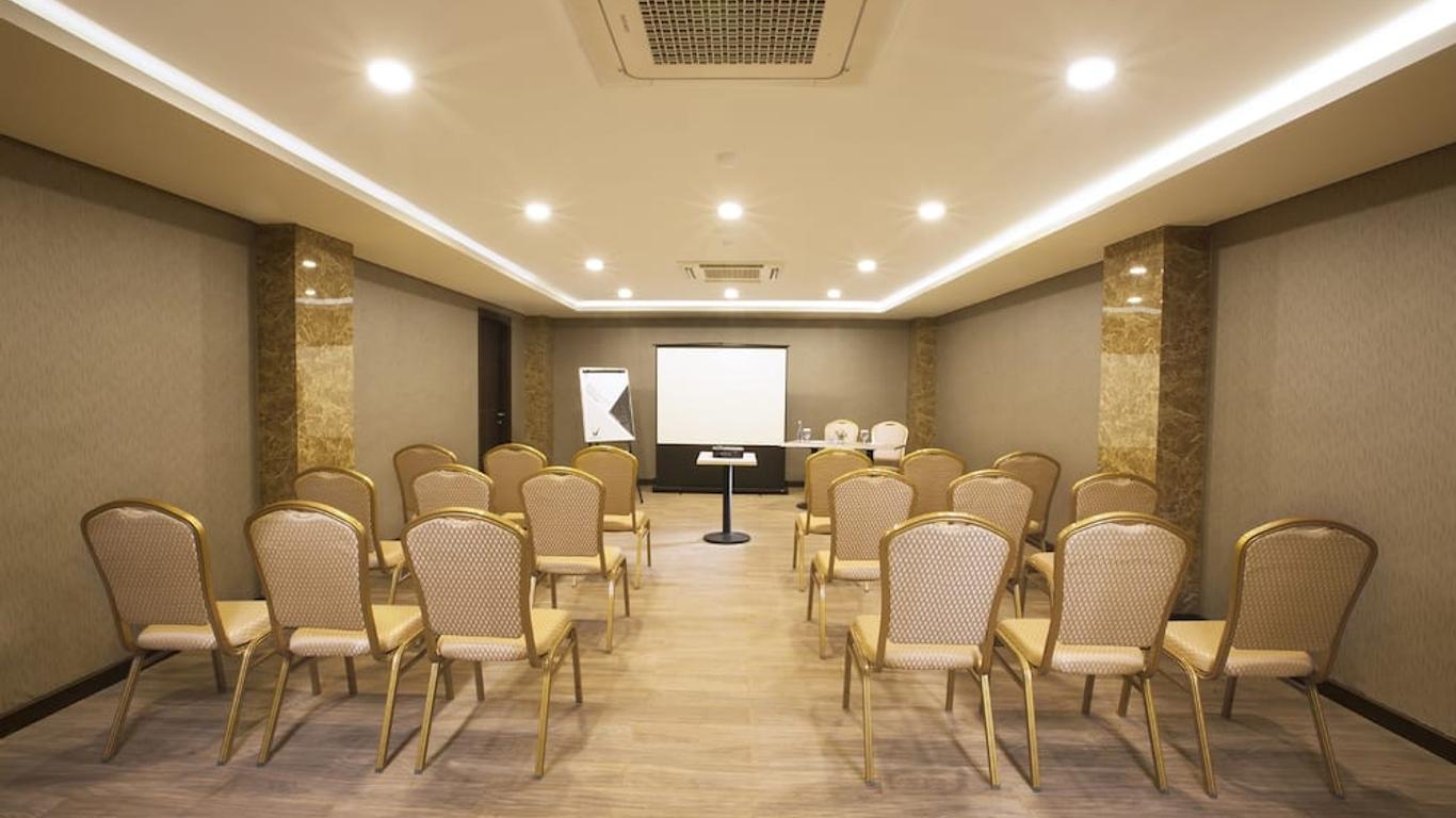 Verse Lite Hotel Gajah Mada