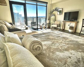 Cherry Creek Rooftop Oasis- Pool, Hot Tub and breathtaking Mountain View’s - دنفر (كولورادو) - غرفة معيشة
