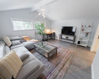 Updated 1BR House in Glendale With Private Fenced Yard p55 - Glendale - Living room
