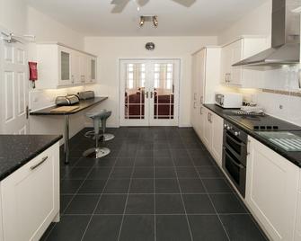 Cunard Apartments - Douglas - Kitchen