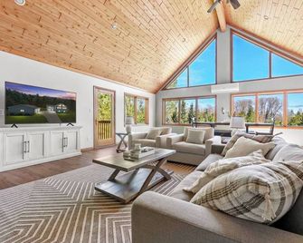 Ultimate Family Cabin - Summer Calendar Now Open! - Boyne City - Living room
