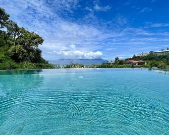 Tetavake Sunset stunning 2 bedroom condo with Moorea view pool and WiFi - Punaauia - Piscine