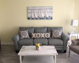 Newly Renovated Modern & Spacious Oceanview Condo - Surfside Beach - Living room
