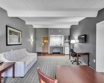 Eastlake Suites Hotel & Conference Center By OYO Urbana - Urbana - Ložnice