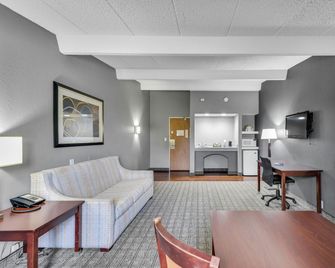Eastlake Suites Hotel & Conference Center By OYO Urbana - Urbana - Camera da letto