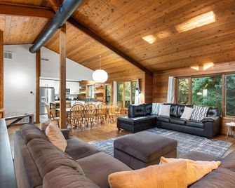 Creekside Home with Hot Tub Near Ski Resorts - Midvale - Salon