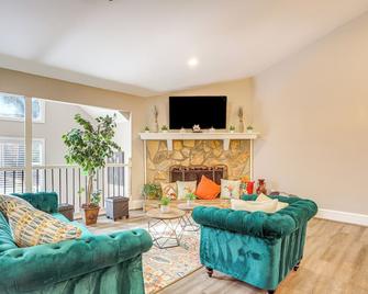 Home w/ Grill & Games - 17 Mi to LakePointe Sports - Woodstock - Sala de estar