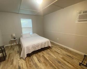 Enjoyable studio with AC in charming Cleveland! - Cleveland - Ložnice