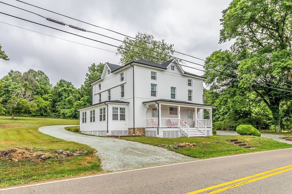 6 Bedroom 4 Bathroom 1870 Farmhouse. Right next to Great Wolf & Hollywood Casino