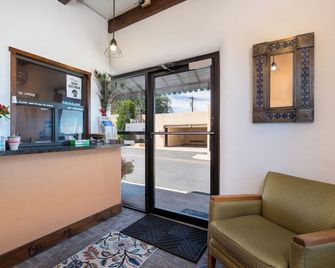King's Rest Court Inn - Santa Fe - Front desk