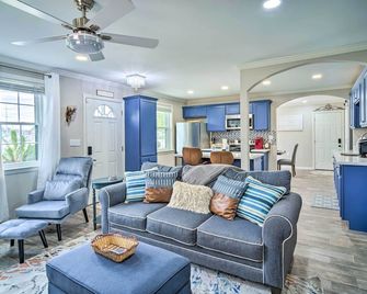 'Blue Cottage in the Bayou' w/ Private Yard! - Baton Rouge - Living room