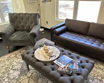 Quiet Getaway Home 13 min from historic downtown Conway, and all the colleges. - Conway - Living room
