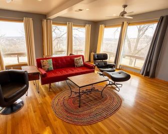 The Studio at Stardust Retreat - Coleman - Living room