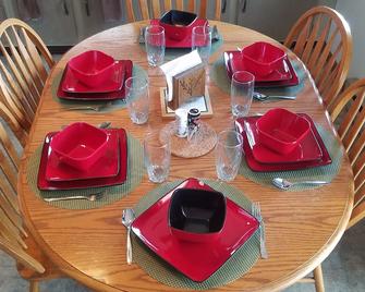 Sugar Island Cabin On The Water, Doorway To Great Fishing And Duck Hunting! - Sault Ste. Marie - Dining room