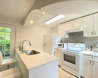 Cheerfull 4/bed/ 3 Bath / pool / best Location - Naples - Kitchen