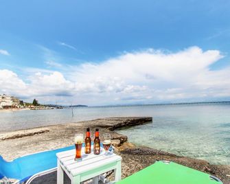 Avra Budget Beach Rooms - Benitses - Spiaggia