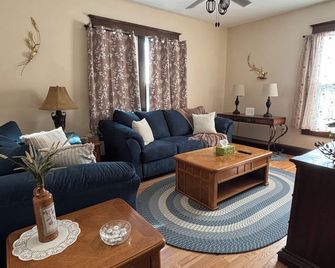 New! Relaxing 3 BR Near the River! Boat Launch, Marsh, Golf, Game Room & More! - Horicon - Sala de estar
