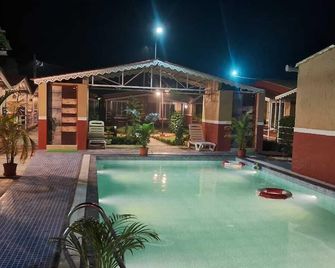 The Sparrow Nest Eco Cottage - Puri - Piscina