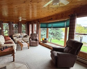 Perfect for Hunters - 'Hard Rock Cabin' near Aberdeen - Sleeps 8 - Aberdeen - Sala de estar