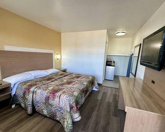 Royal Inn and Suites Charlotte Airport - Charlotte - Bedroom