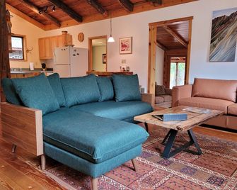 Fawn Creek Hideaway-Close to Mazama&Ski Trails! - Winthrop - Living room