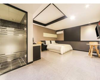 Elysee Hotel - Busan - Bedroom