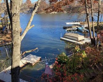 Private lakefront home with endless views - Noblesville