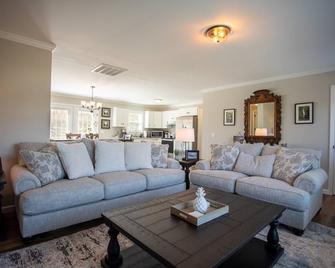 Charming new 3-bedroom house with HOT TUB. 20 minutes from Asheville. - Fletcher - Pokój dzienny