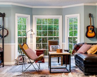 Spacious Family Home in Franklin w/ Playground - Franklin - Living room