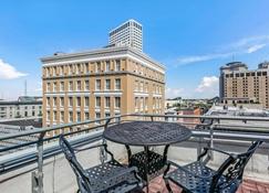 Beautiful Condos Steps from French Quarter & Bourbon St. - Nueva Orleans - Balcón