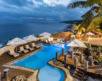 سينيك ماتافاي ريزورت نيوي - ألوفي - حوض السباحة