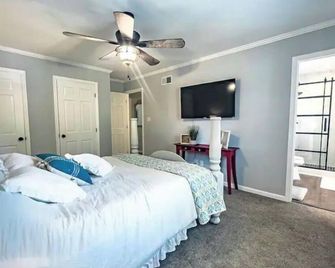 Beautiful 3 Bedroom Townhouse - Greensboro - Bedroom