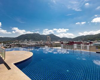 منتجع أماتا - باتونغ - حوض السباحة