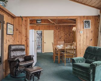 Rustic Theme | Aquapark & Beach w/Kayaks + Playset & Yard Games - Cottage 4 - Little Lake - Living room