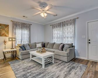Convenient, Comfortable, & Charming Bungalow - Medical District! - Augusta - Living room