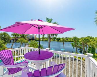 Crane Creek Inn Osprey Room: Waterfront, Pool, B&B - Melbourne - Balcón