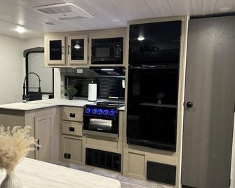 Cozy Stationary Rv Getaway - Las Vegas - Cocina