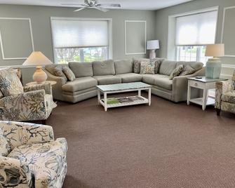 Memorial Wknd 2025 Aval-1/2 BL to the Sand/Roof Top Deck - Rehoboth Beach - Living room